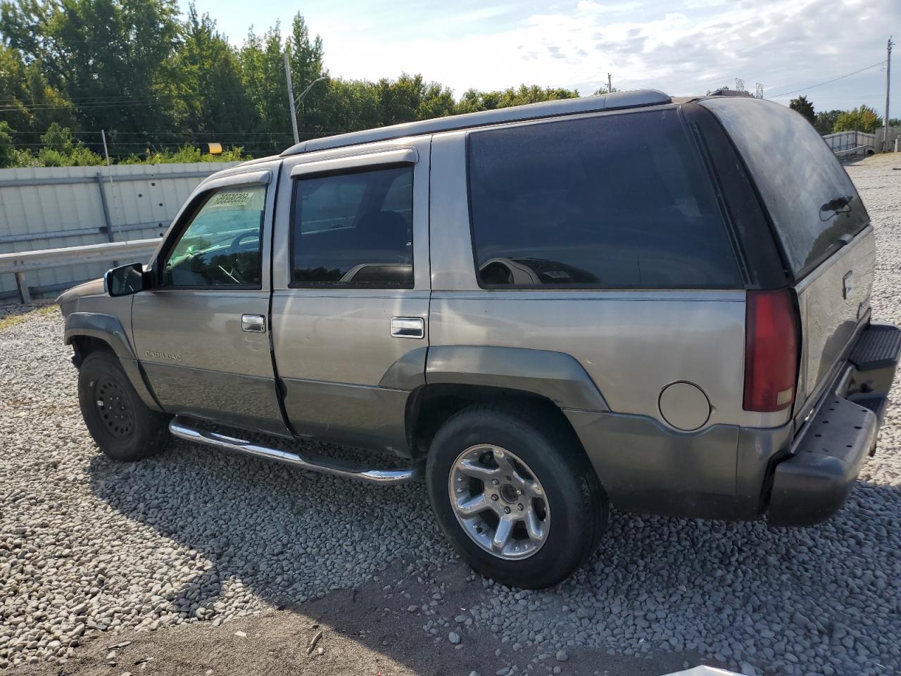 2000 Cadillac Escalade Luxury - Image 2