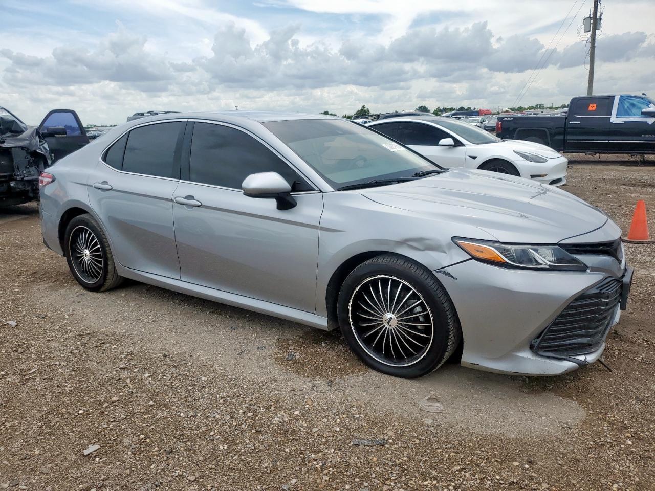 2020 Toyota Camry Le - Фото 4