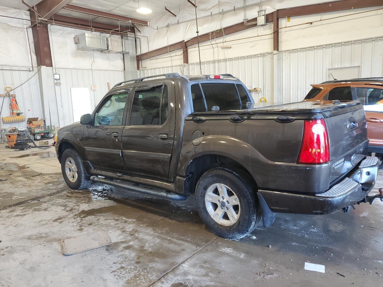 2005 Ford Explorer Sport Trac - Фото 2