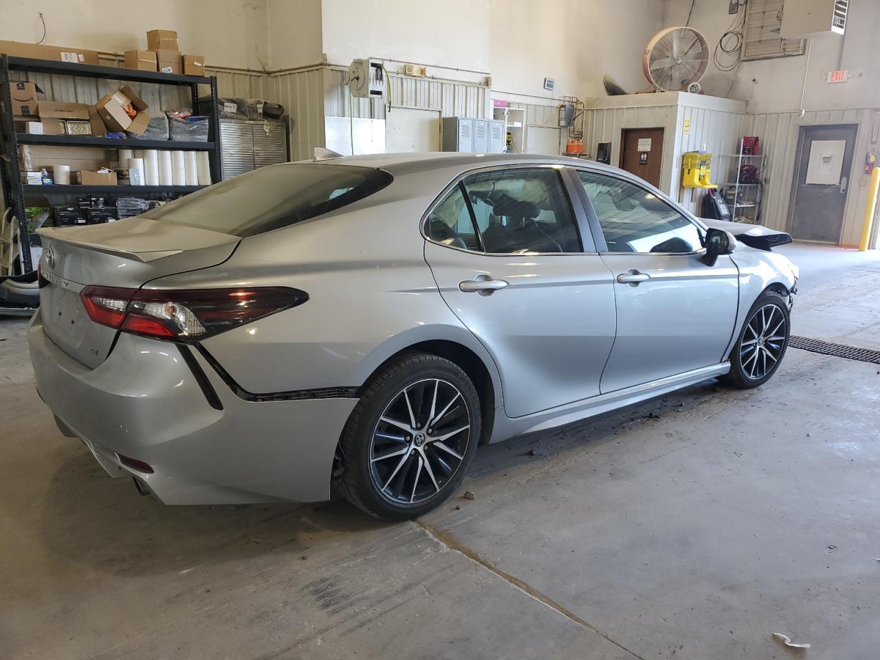 2021 Toyota Camry Se - Фото 3