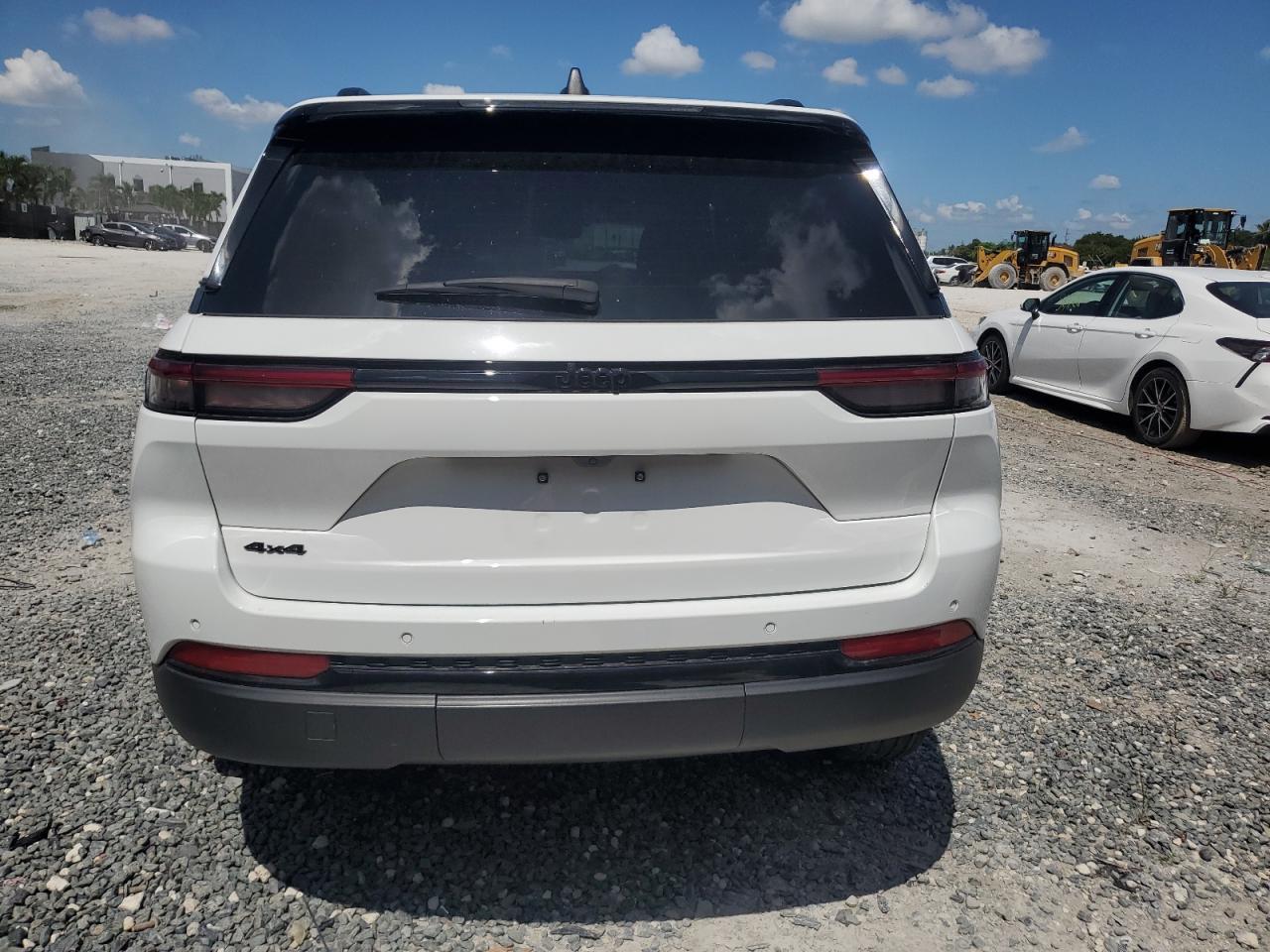 2024 Jeep Grand Cherokee Laredo - Image 6