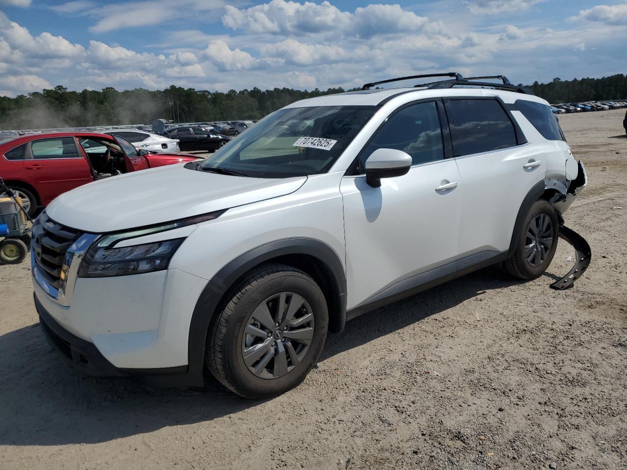 2025 Nissan Pathfinder Sv