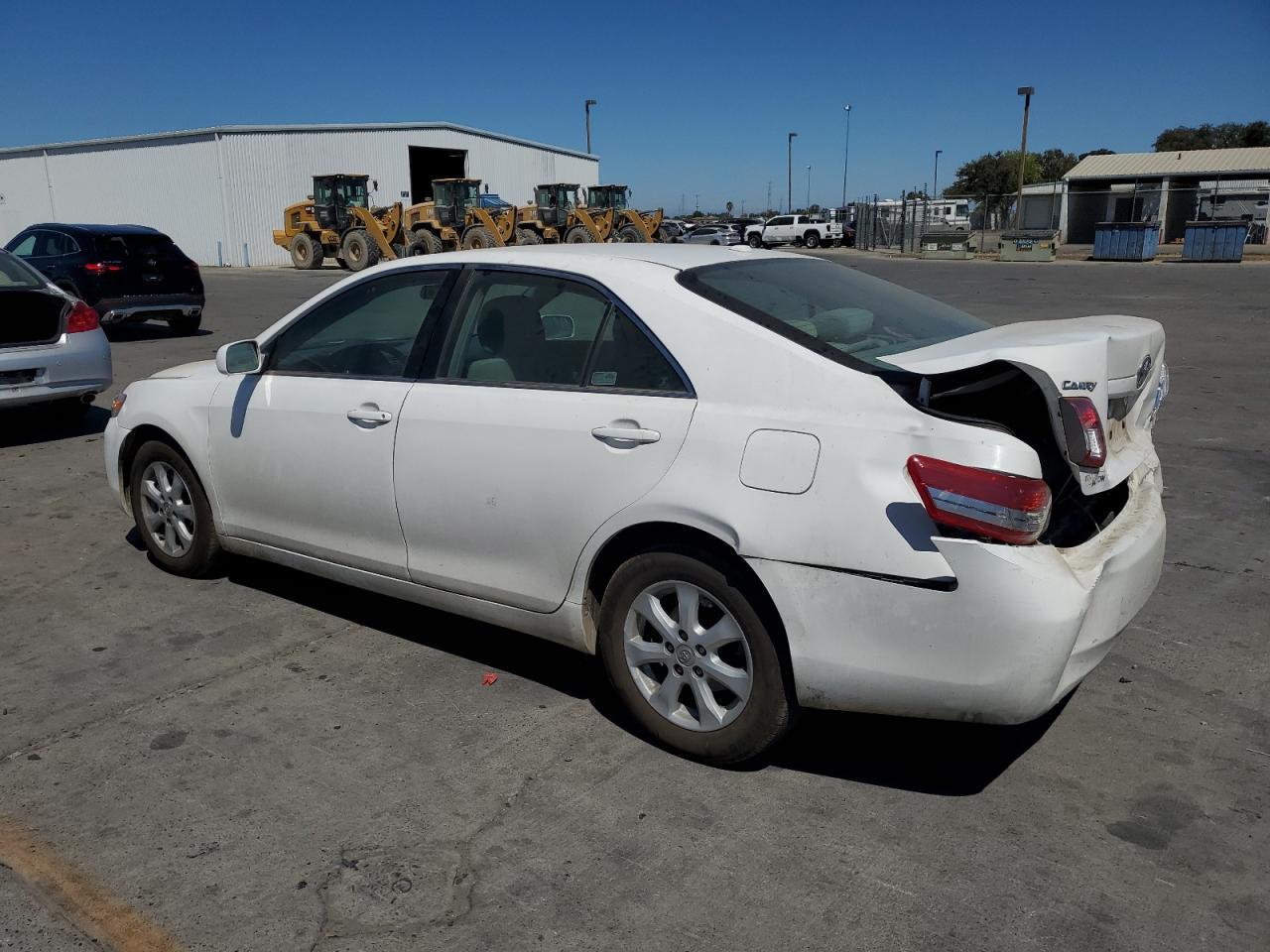 2010 Toyota Camry Base - Фото 2