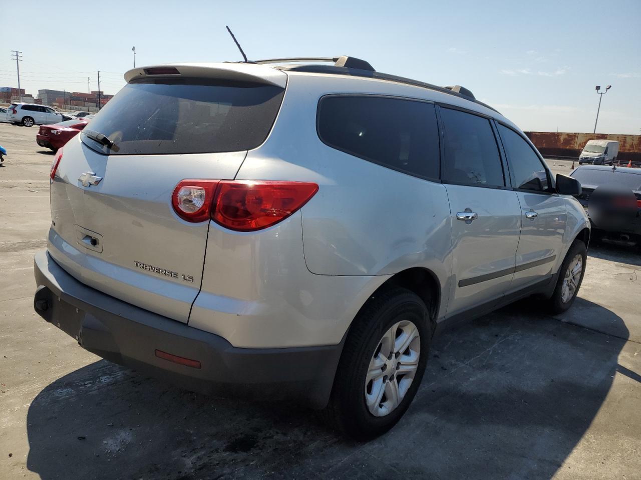 2011 Chevrolet Traverse Ls - Фото 3