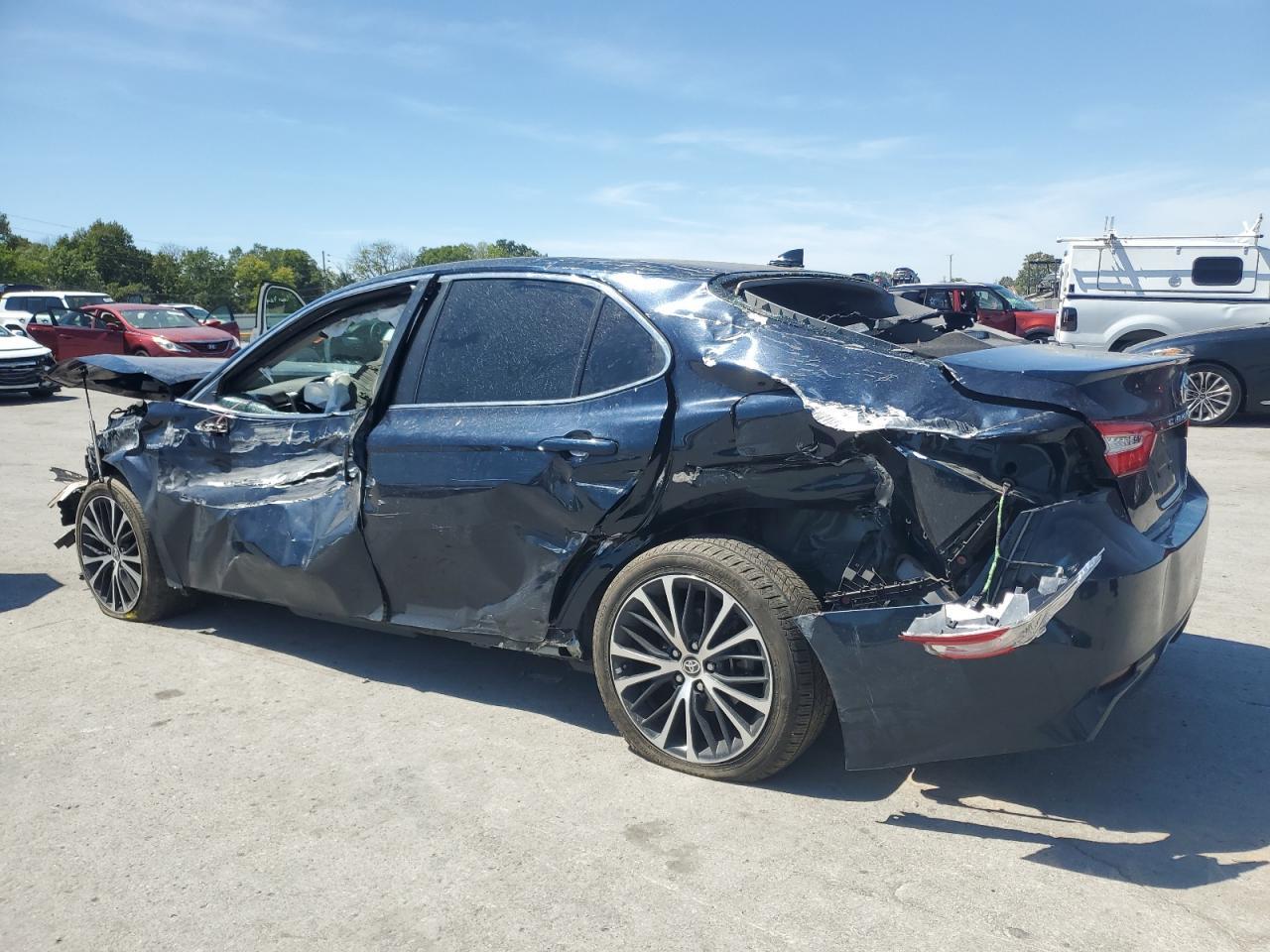 2020 Toyota Camry Se - Фото 2