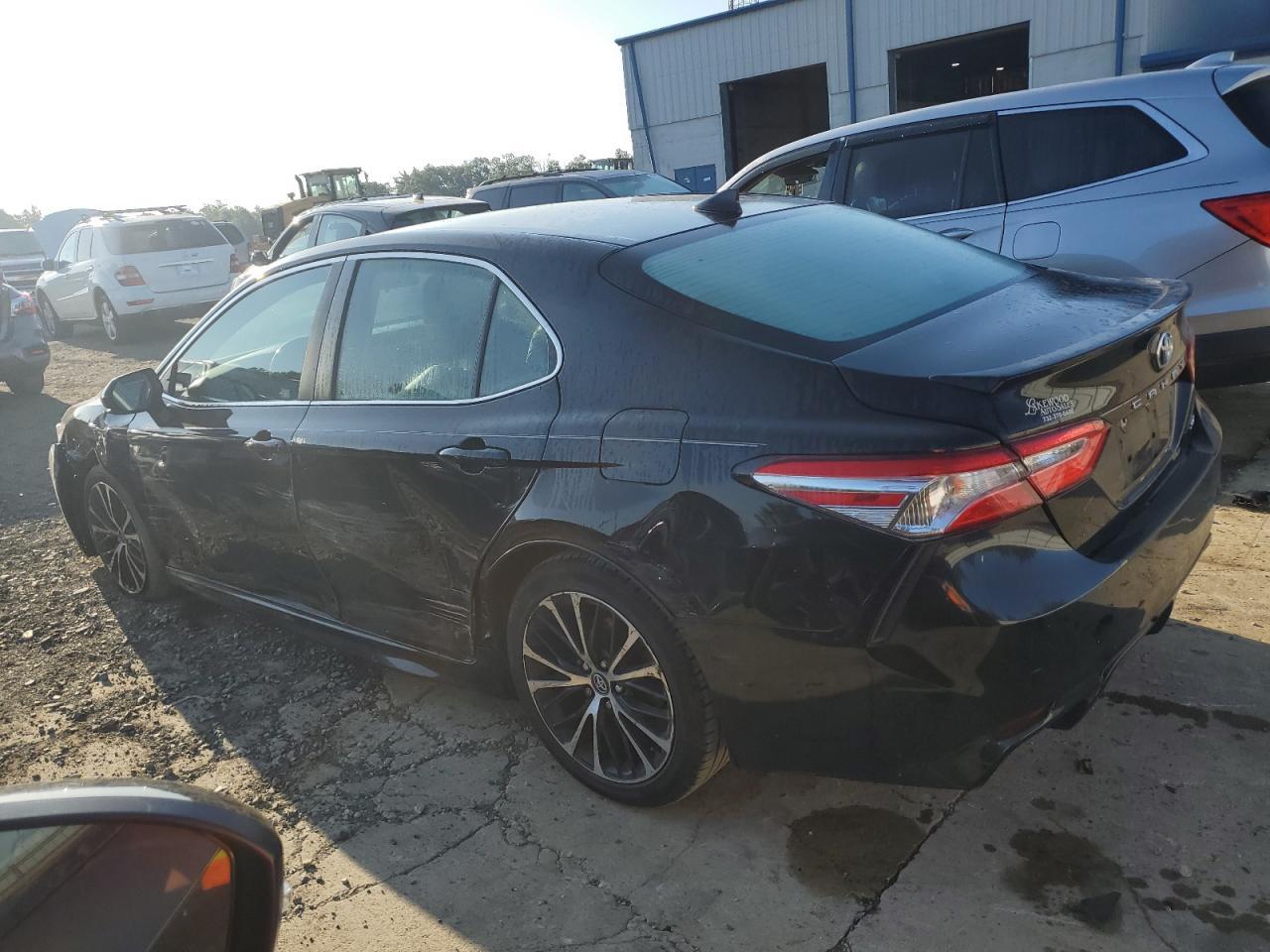 2020 Toyota Camry Se - Фото 2