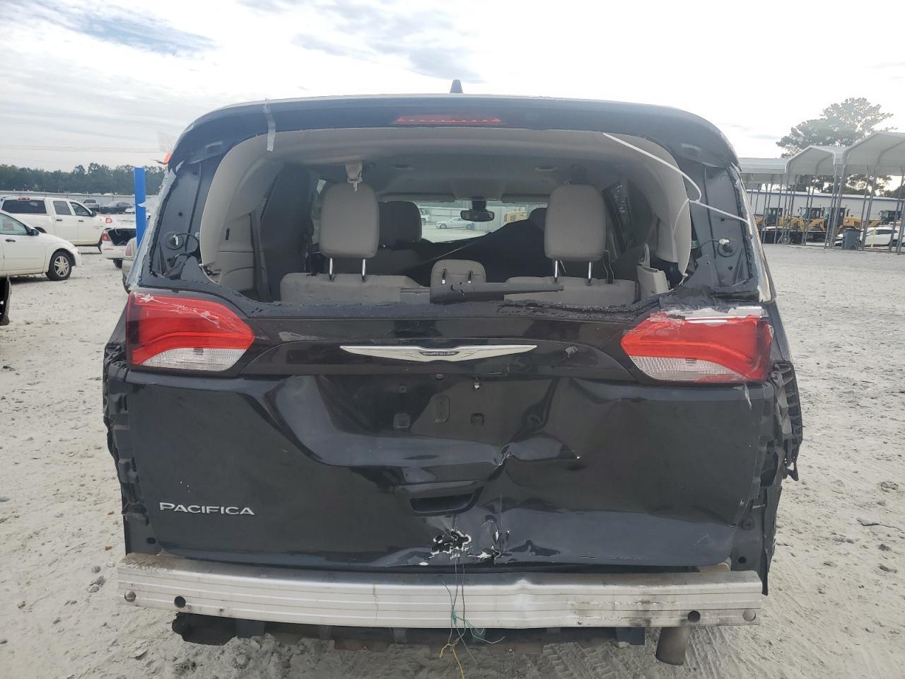 2017 Chrysler Pacifica Touring - Фото 6