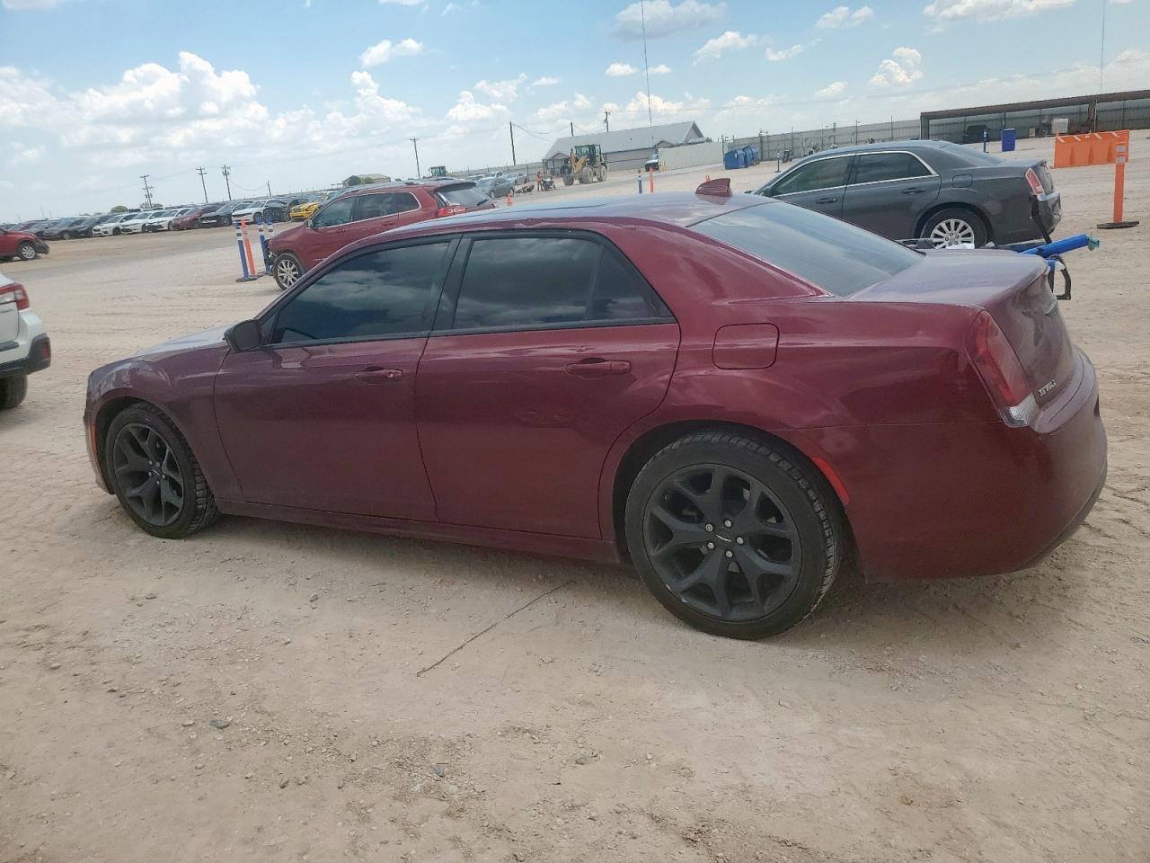 2020 Chrysler 300 Touring - Фото 2
