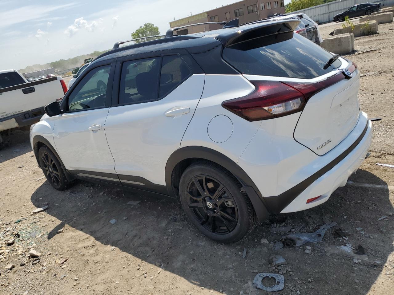 2021 Nissan Kicks Sr - Image 2
