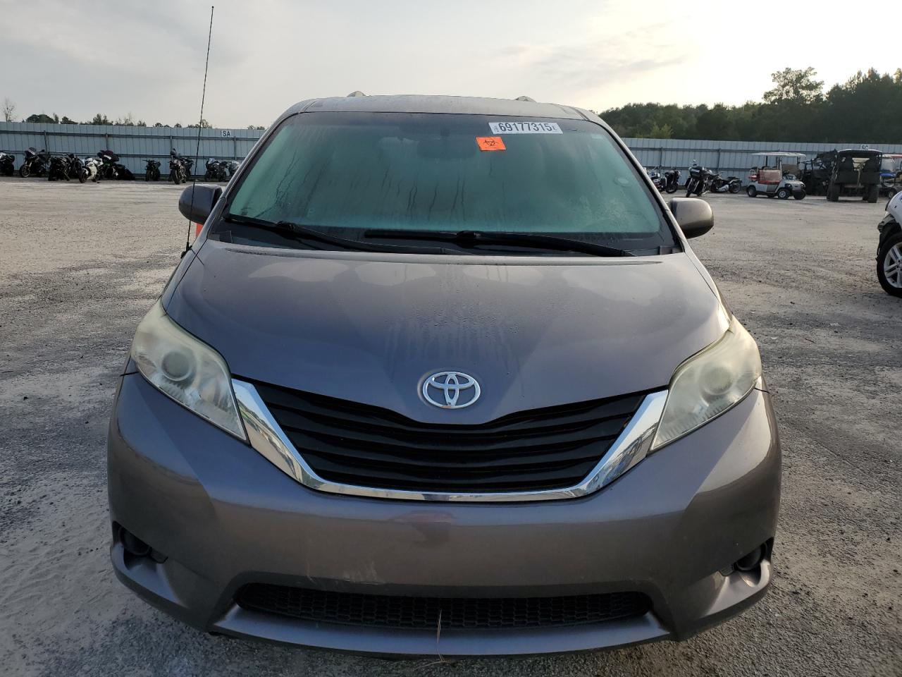 2014 Toyota Sienna Le - Фото 5