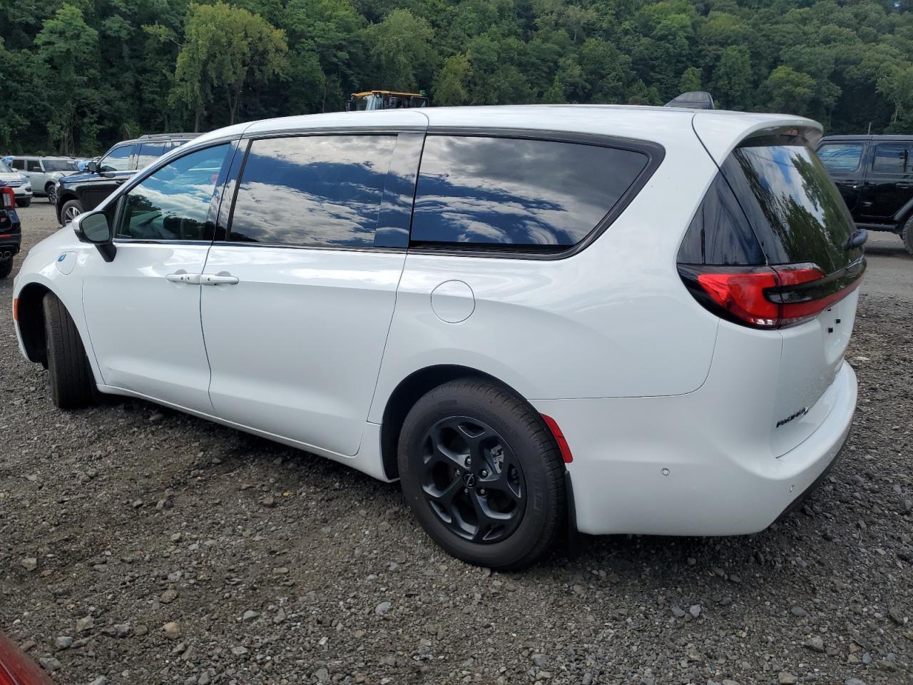2023 Chrysler Pacifica Hybrid Touring L - Image 2