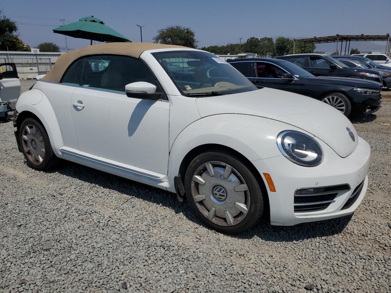 2017 Volkswagen Beetle S/Se - Фото 4