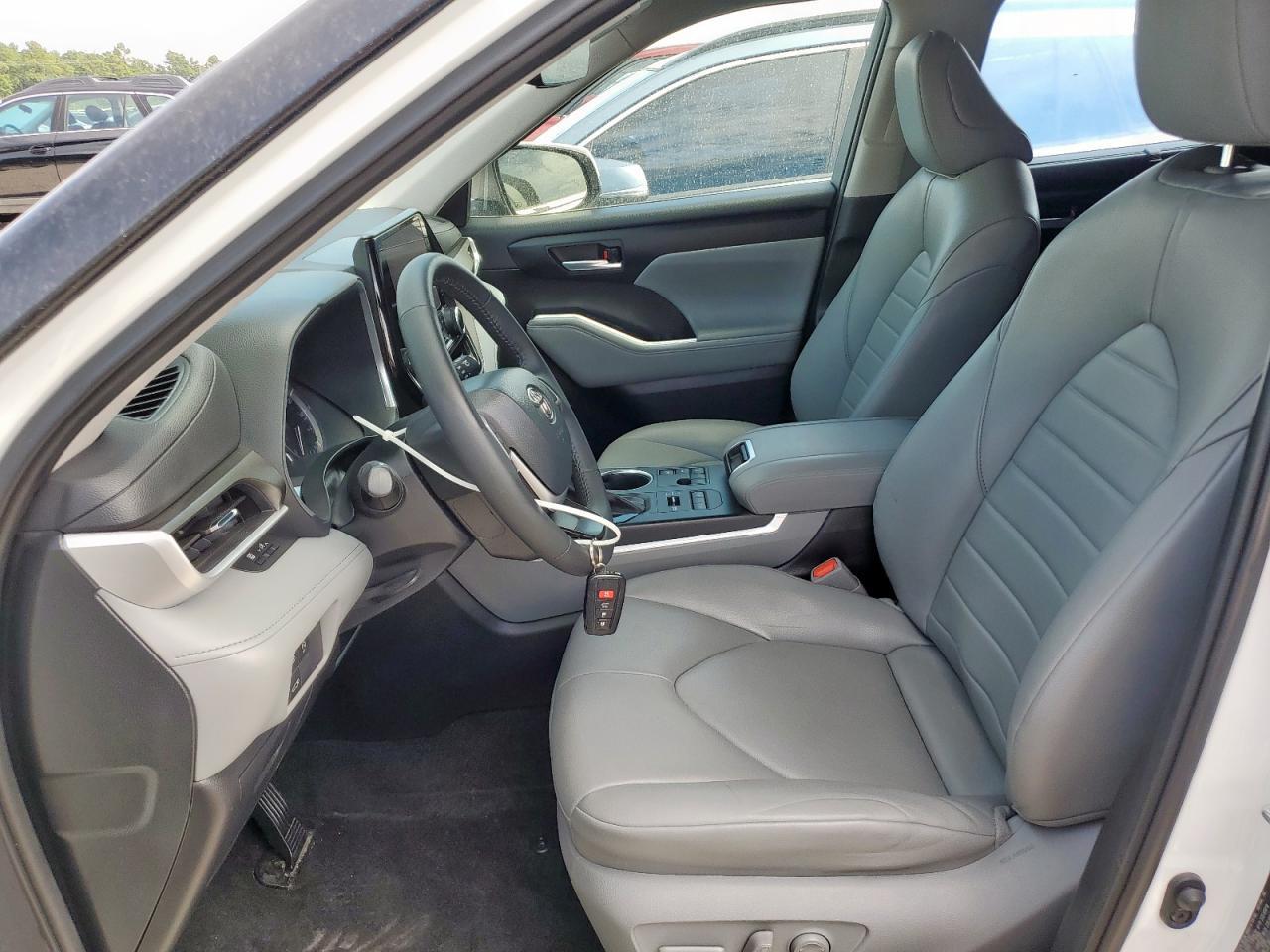 2023 Toyota Highlander L - Image 7