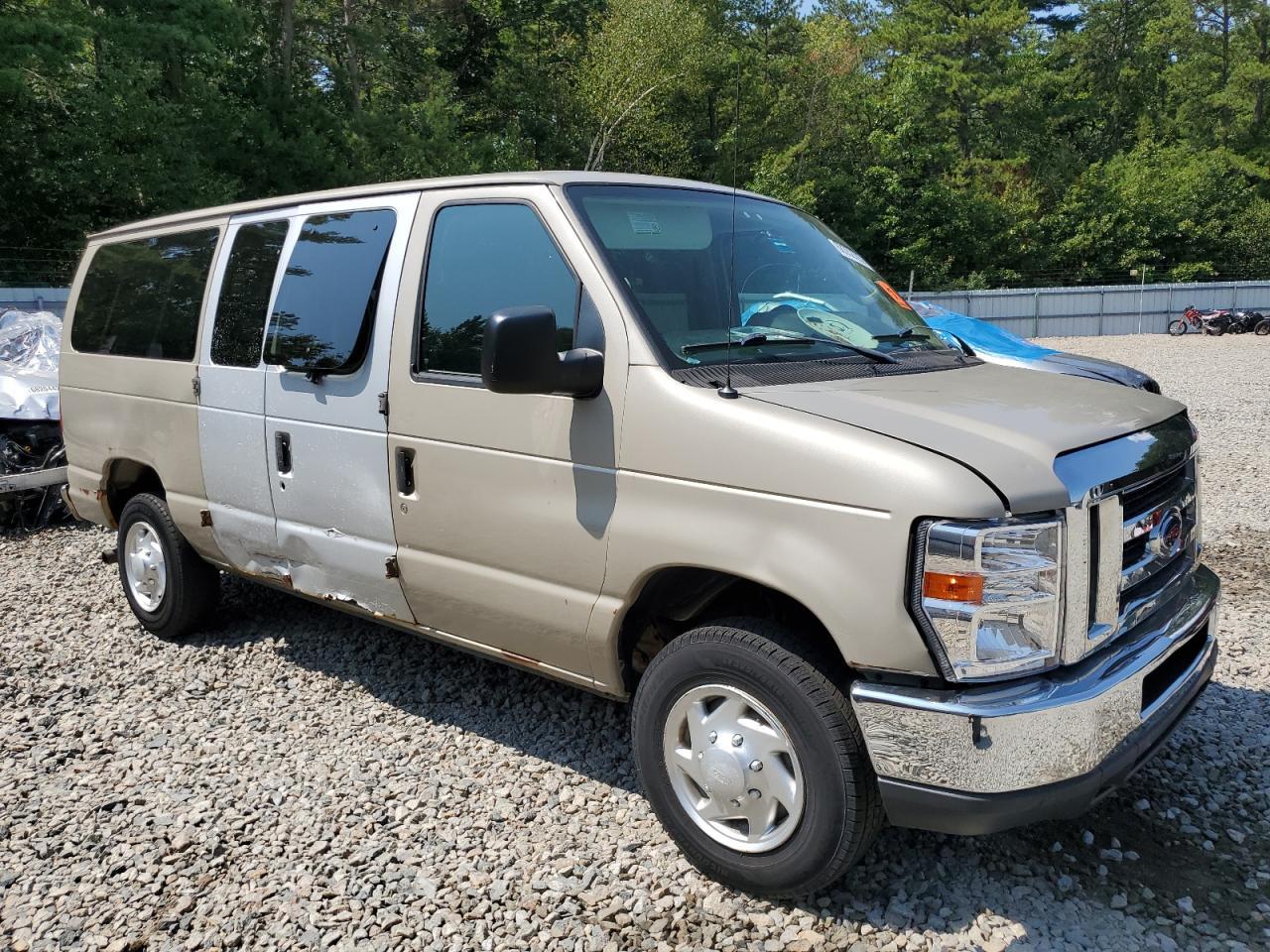 2011 Ford Econoline E350 Super Duty Wagon - Image 4