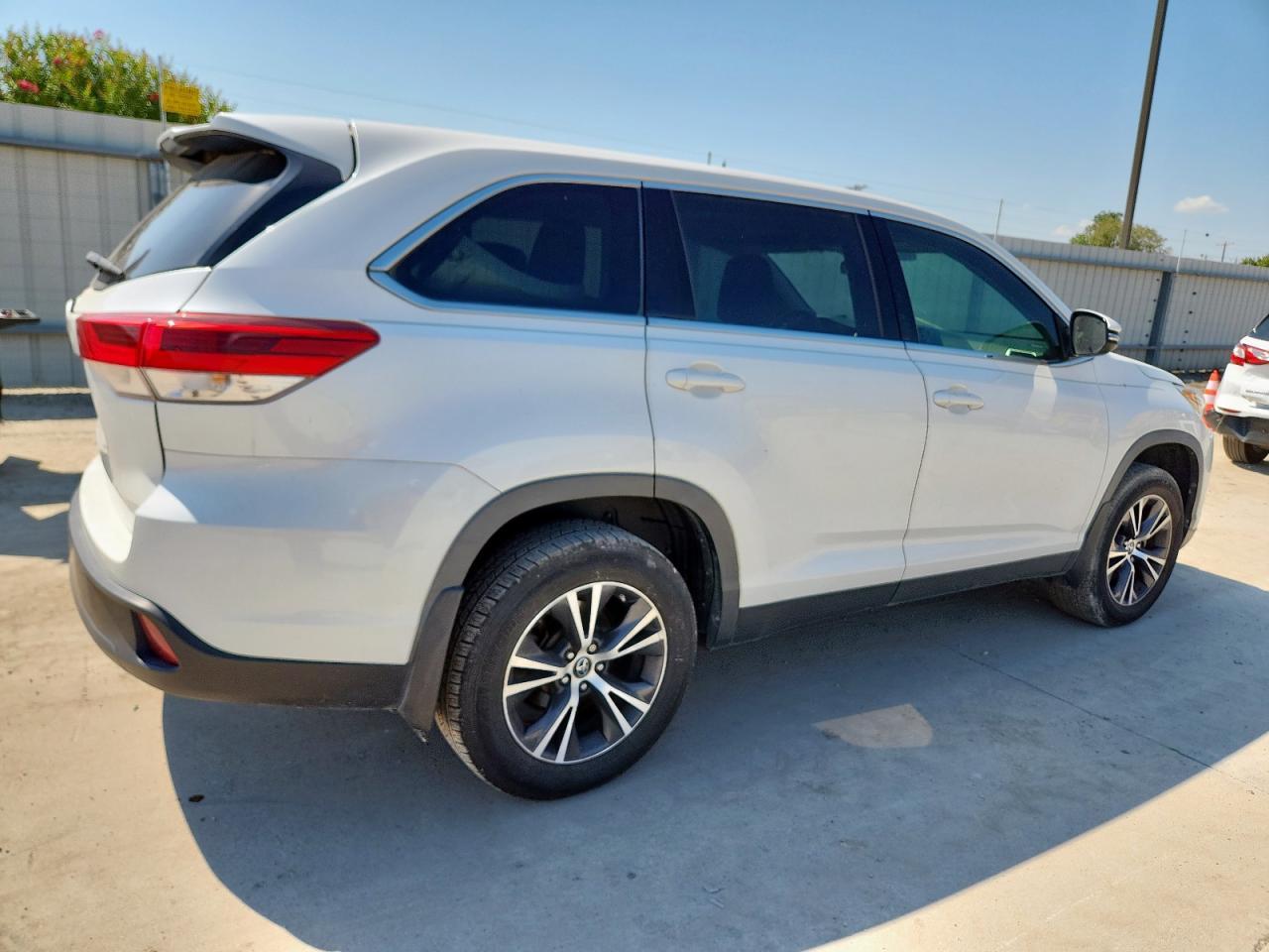 2019 Toyota Highlander Le - Фото 3