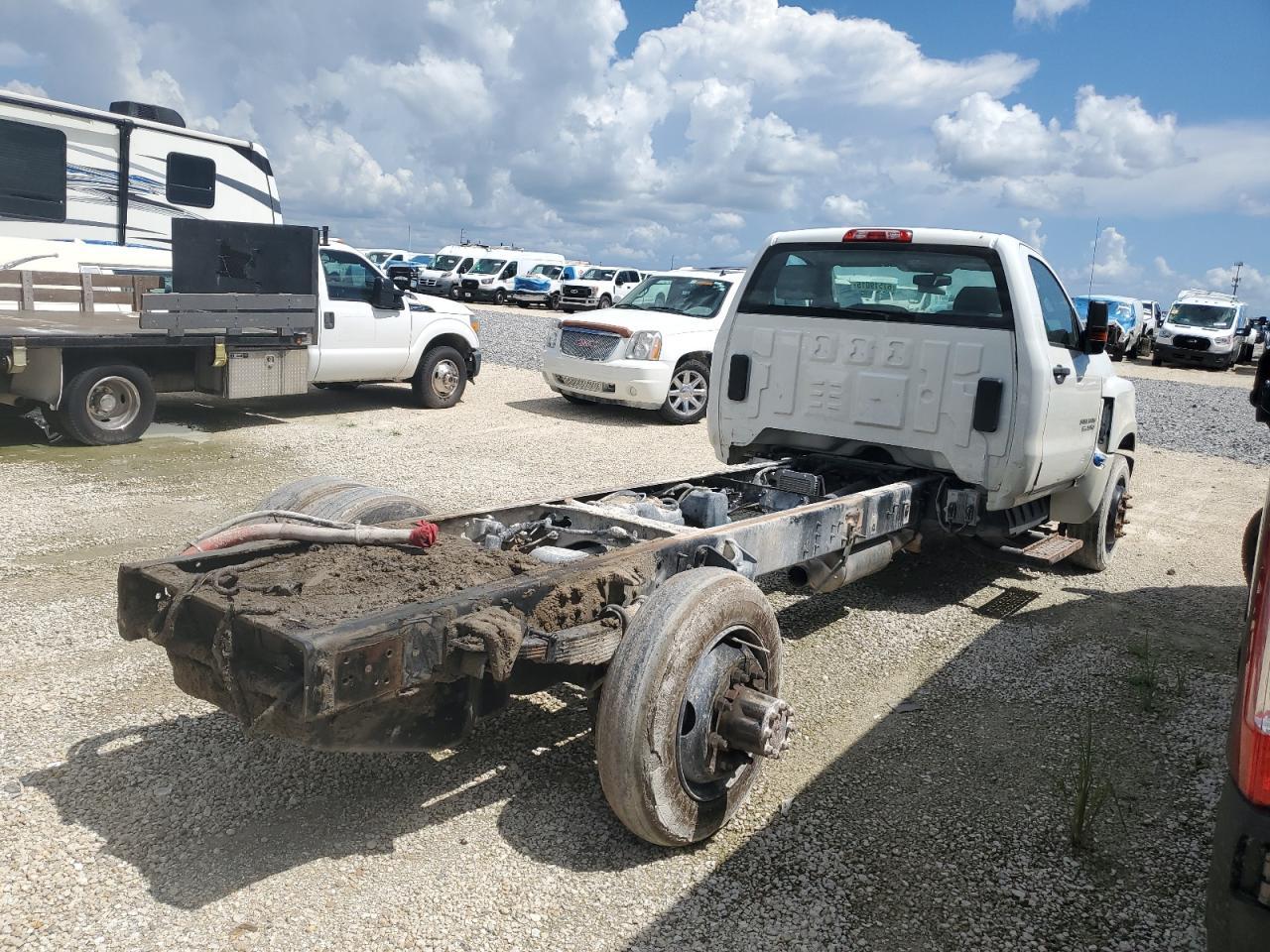 2021 Chevrolet Silverado Medium Duty - Фото 3
