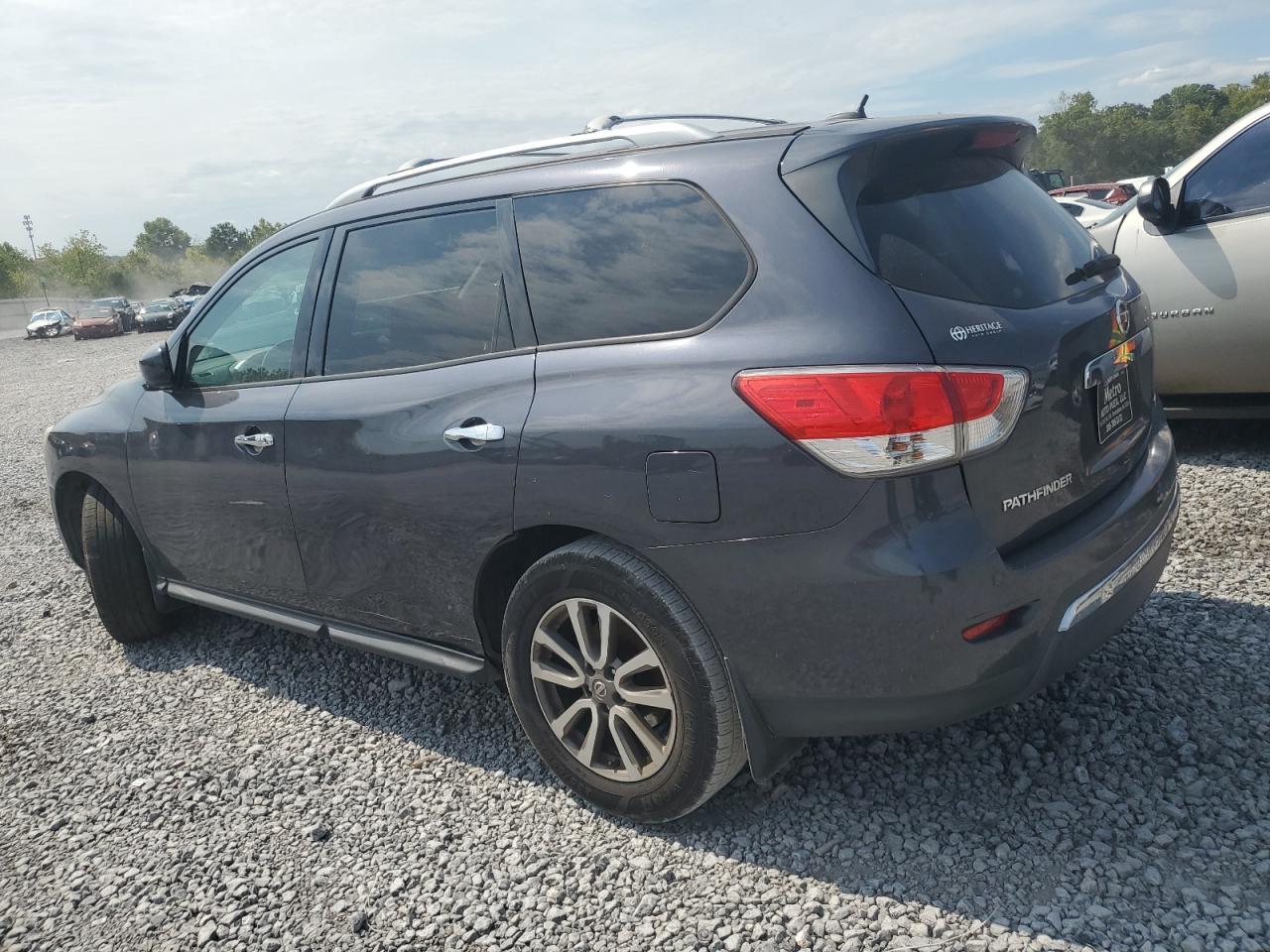 2014 Nissan Pathfinder S - Image 2