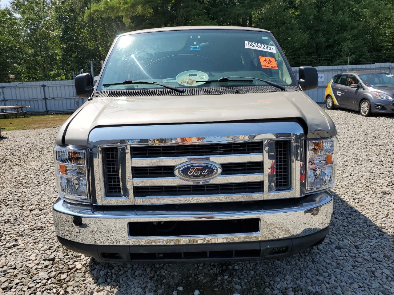 2011 Ford Econoline E350 Super Duty Wagon - Image 5
