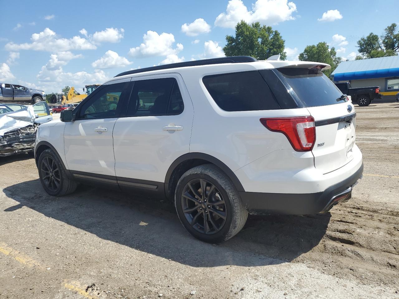 2017 Ford Explorer Xlt - Image 2
