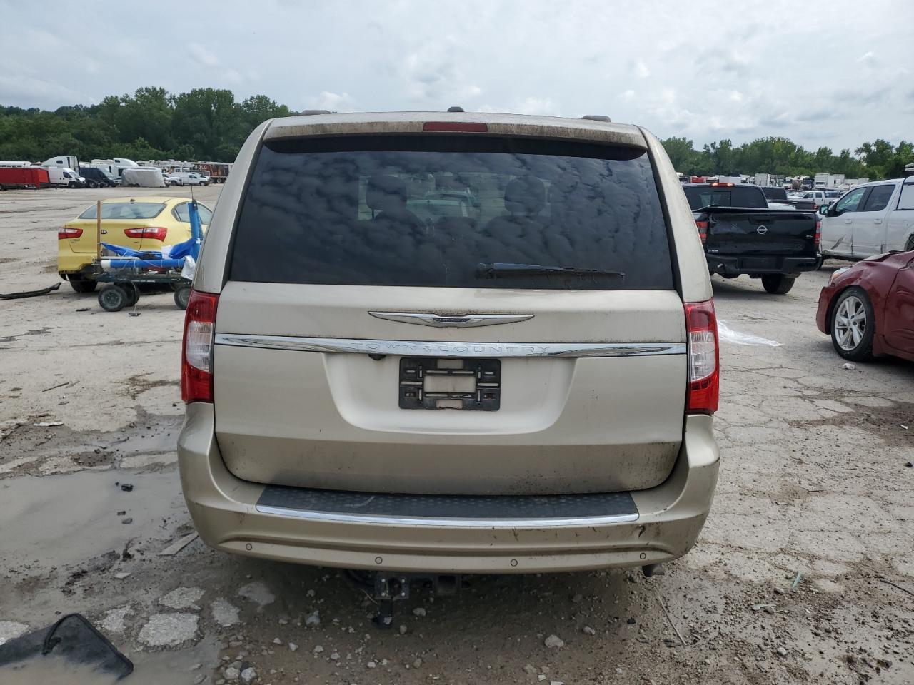 2013 Chrysler Town & Country Touring L - Image 6