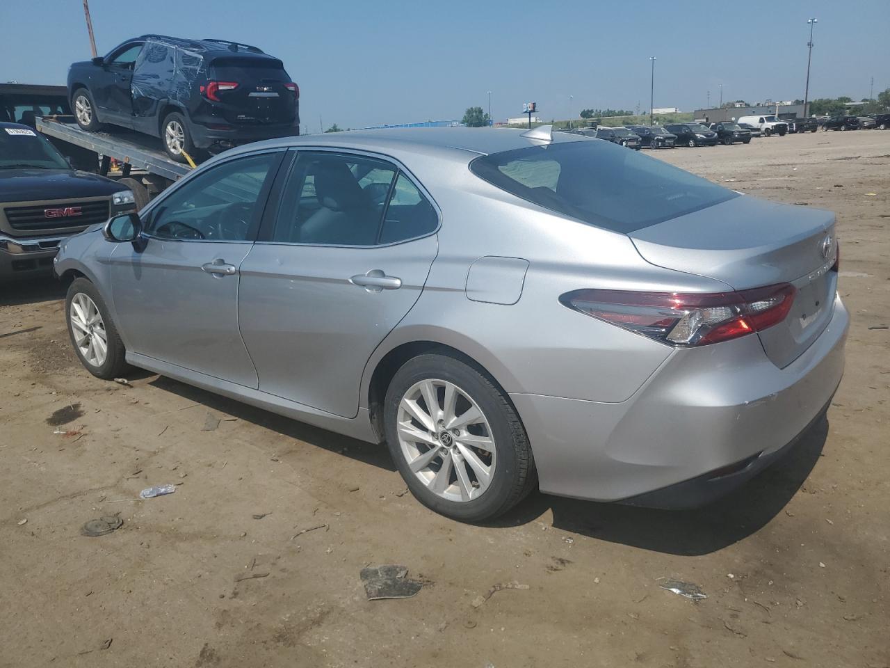 2022 Toyota Camry Le - Фото 2