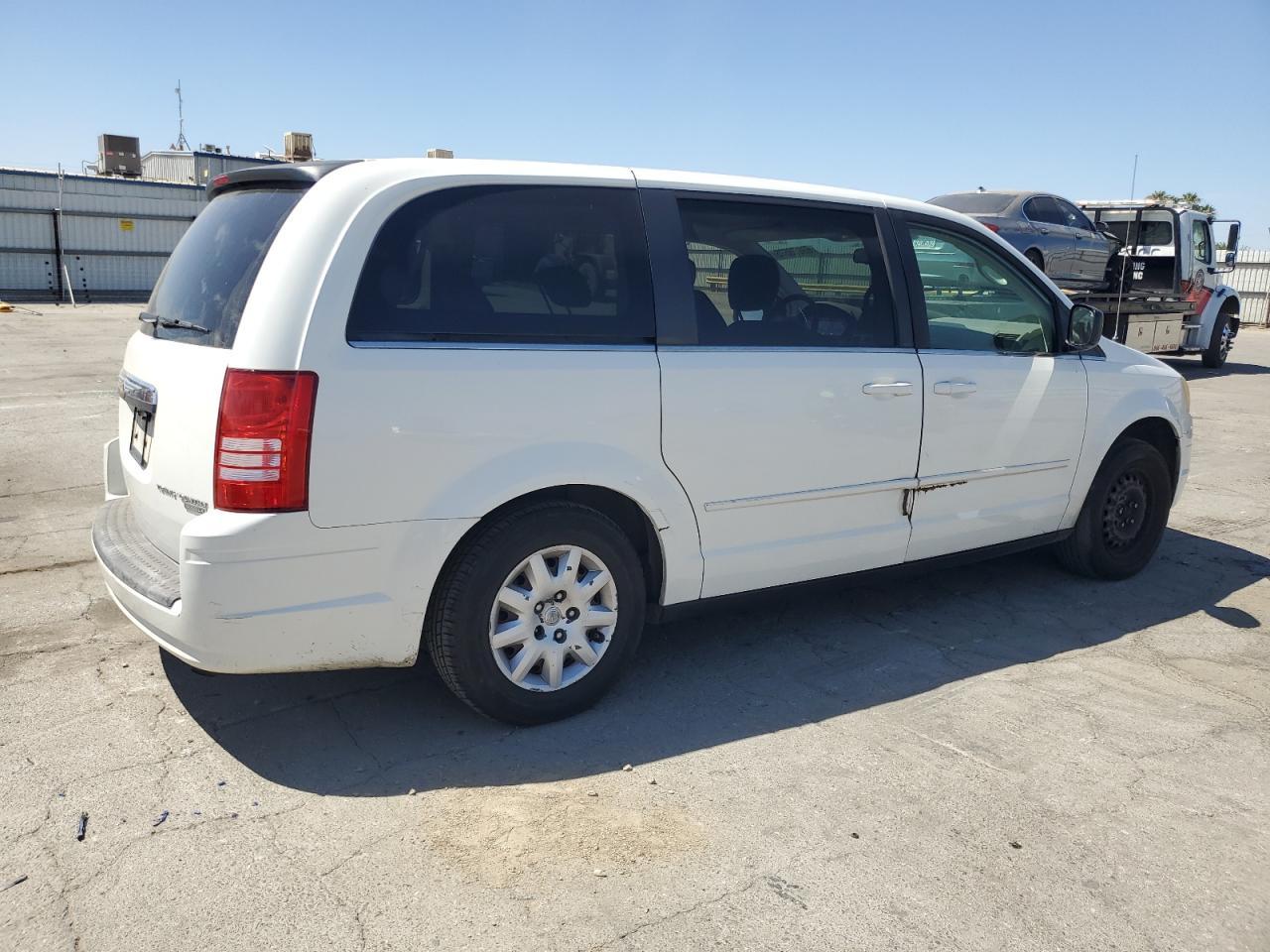 2010 Chrysler Town & Country Lx - Image 3