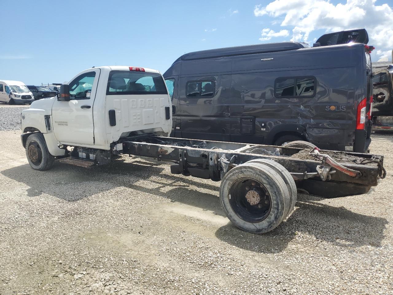 2021 Chevrolet Silverado Medium Duty - Фото 2