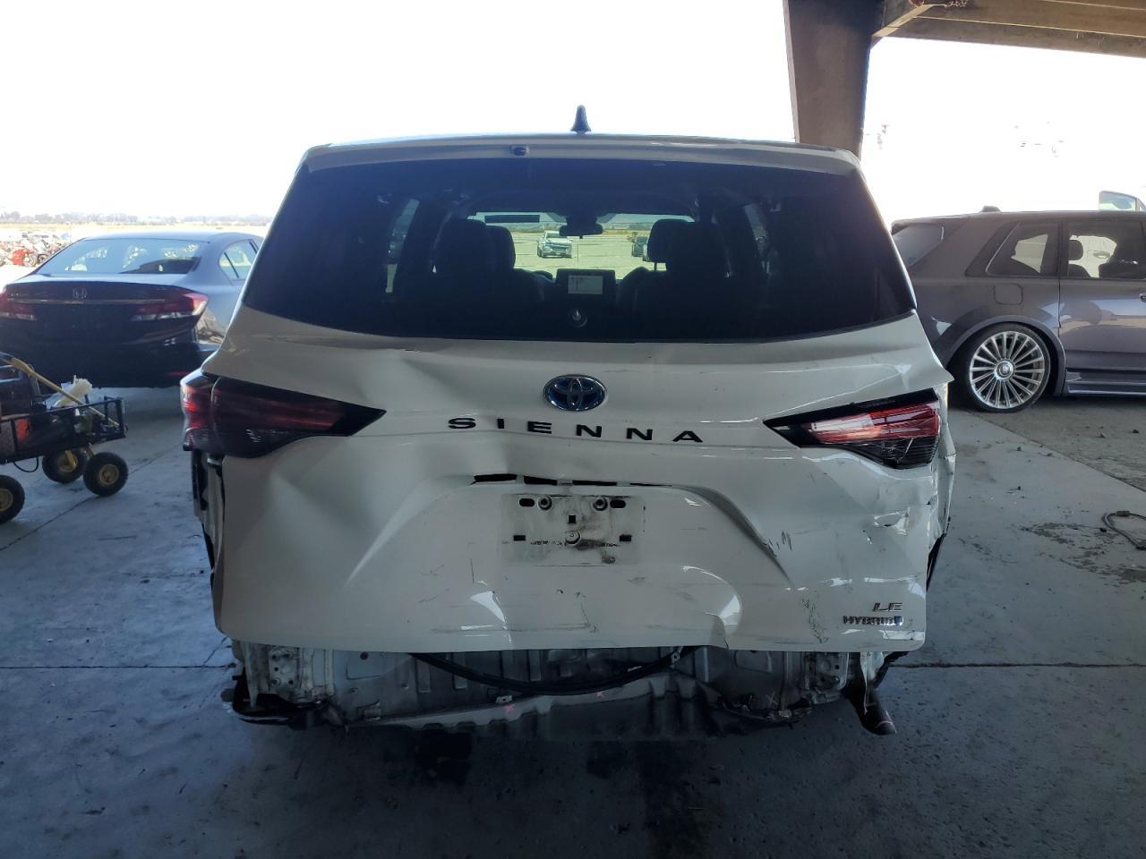 2021 Toyota Sienna Le - Фото 6