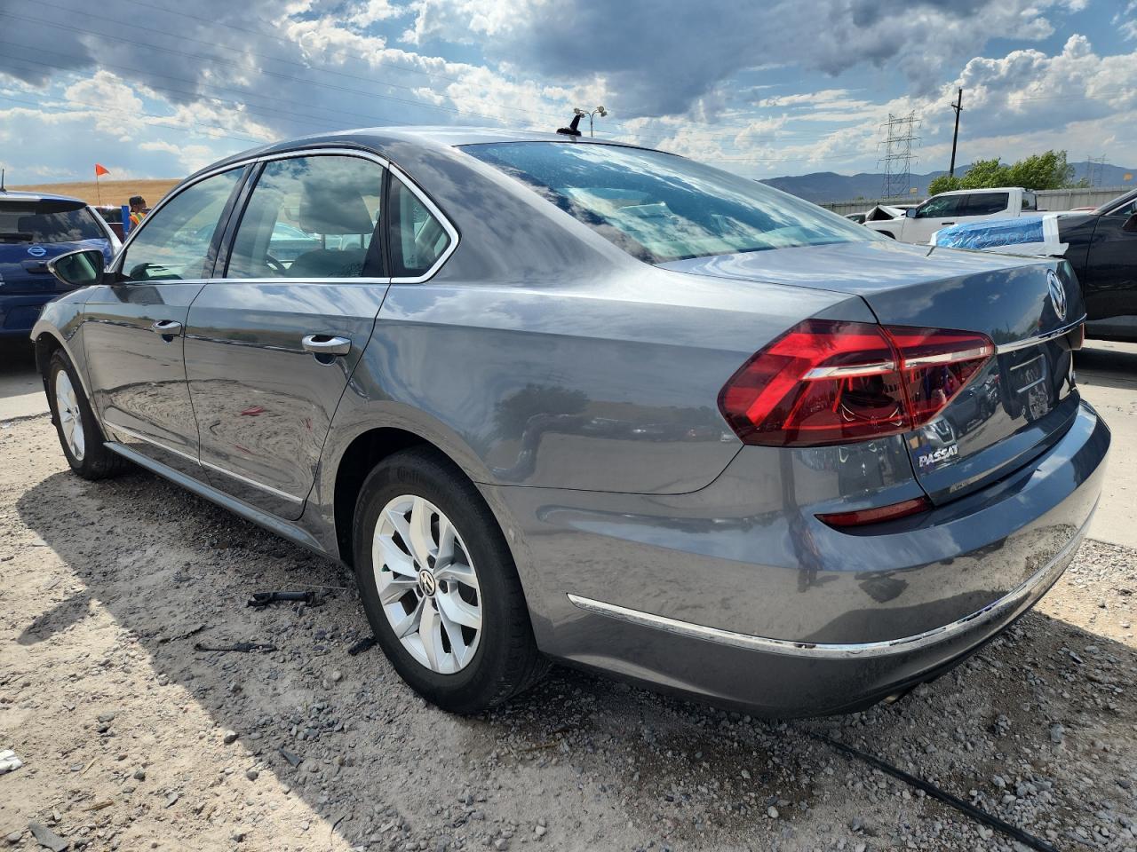 2017 Volkswagen Passat S - Фото 2