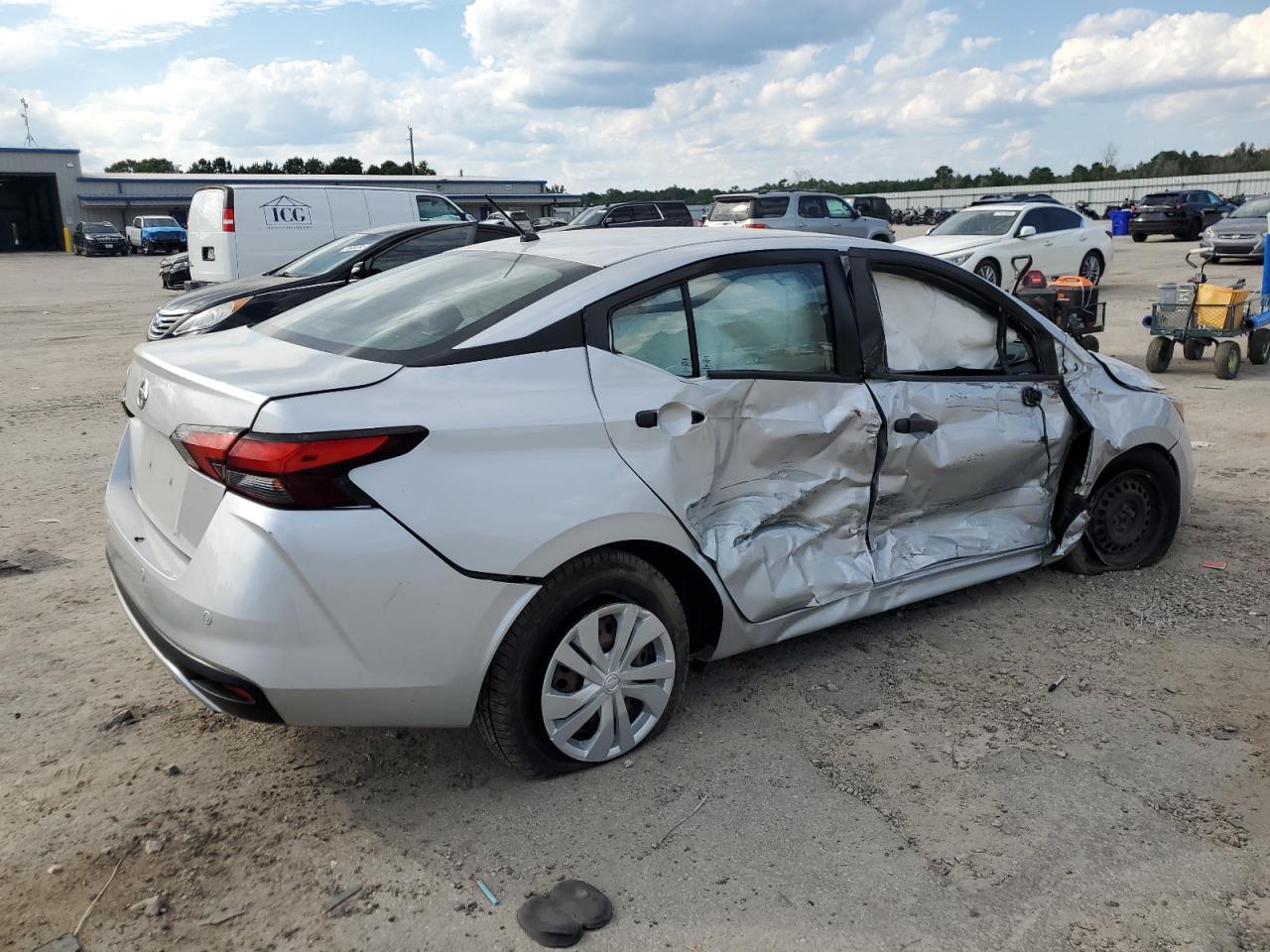 2020 Nissan Versa S - Фото 3