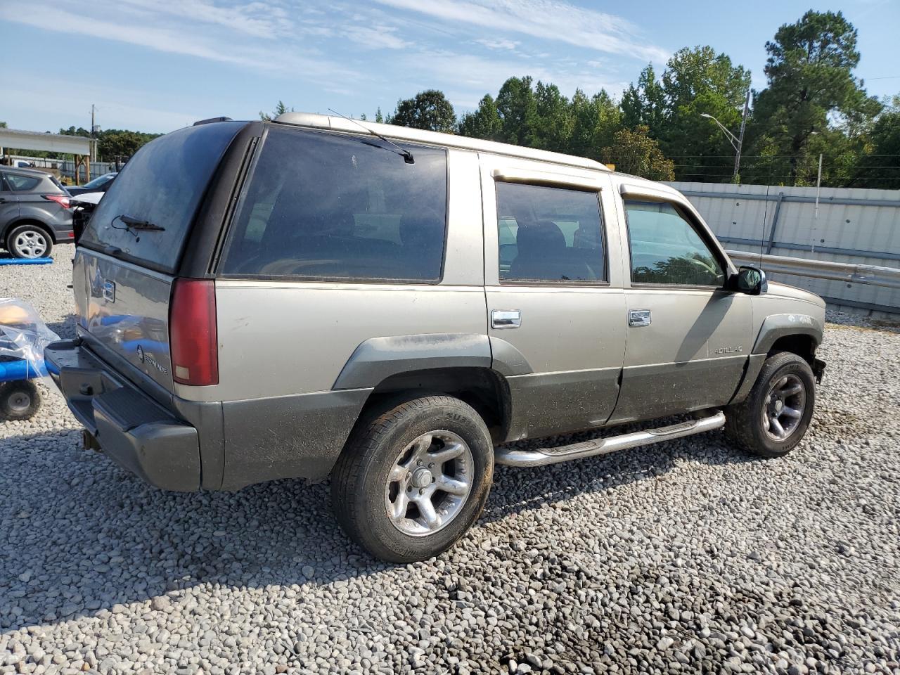 2000 Cadillac Escalade Luxury - Image 3