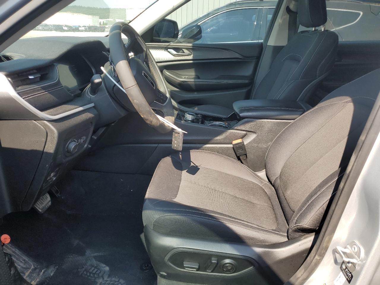 2023 Jeep Grand Cherokee L Laredo - Image 7