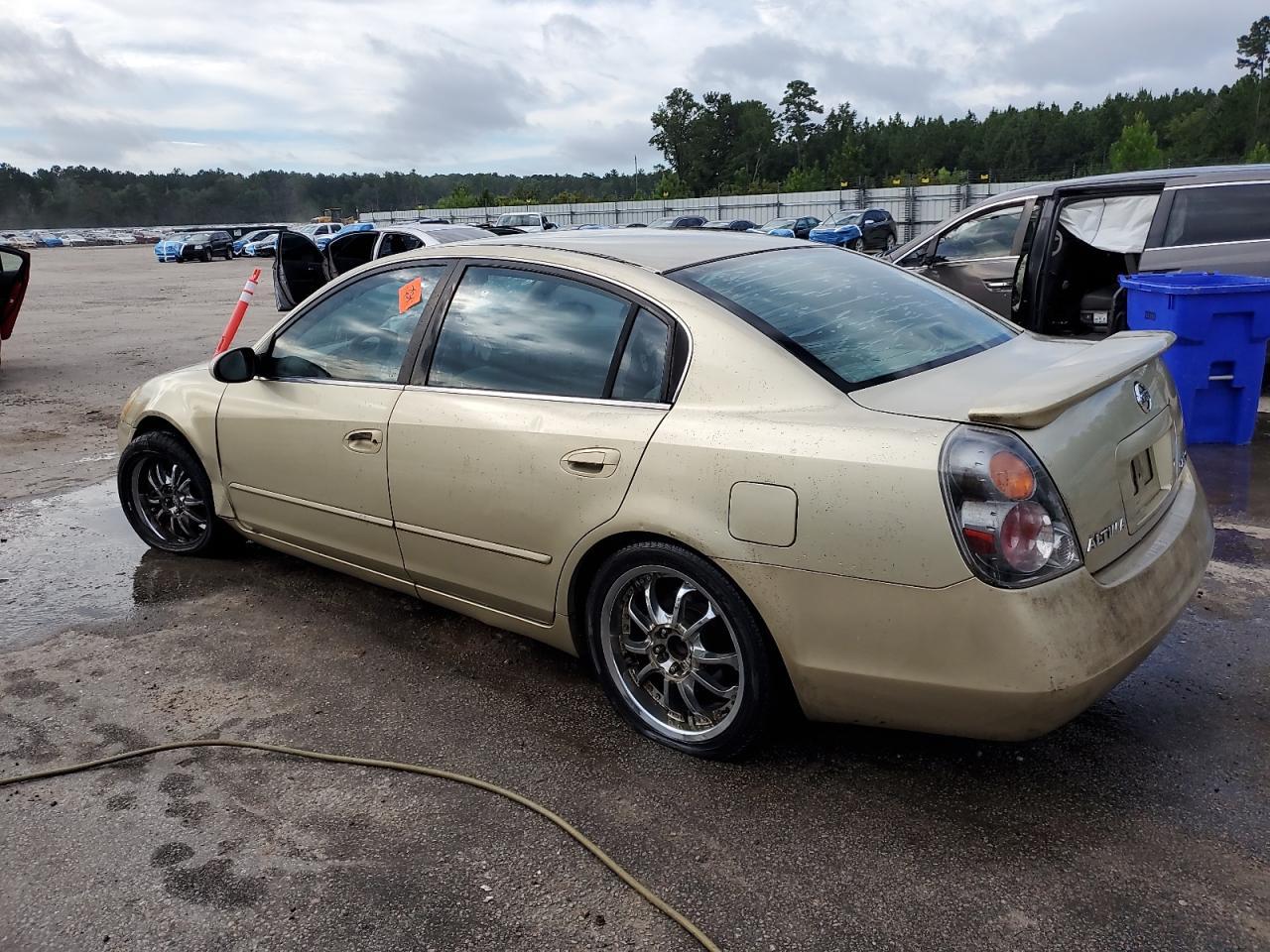 2002 Nissan Altima Base - Image 2