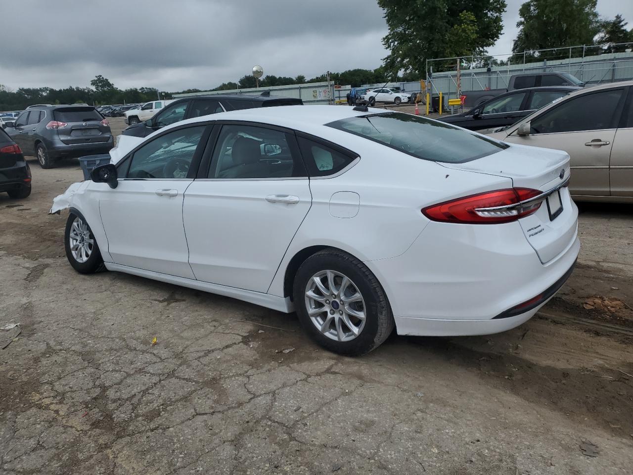 2017 Ford Fusion S - Фото 2