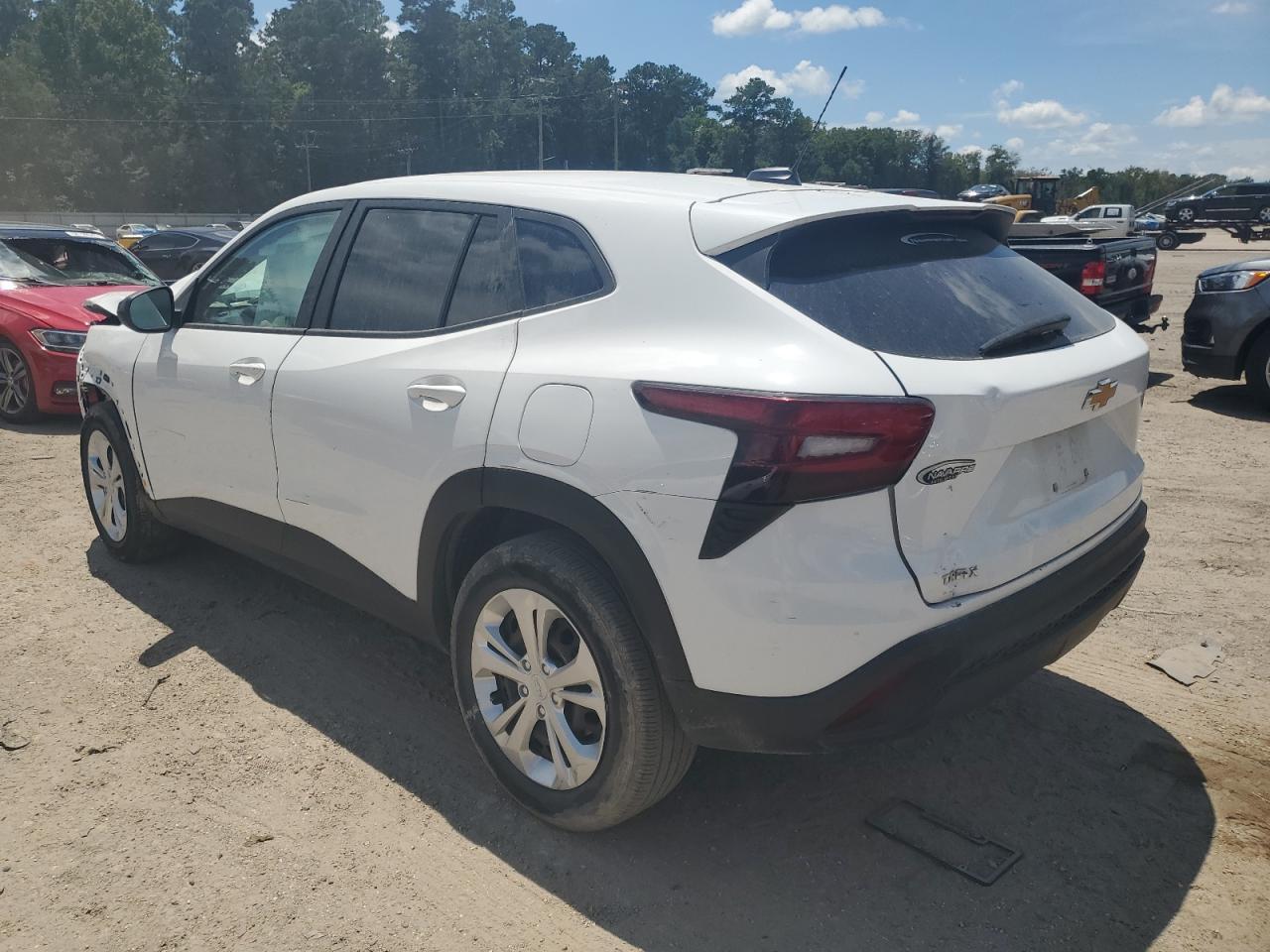 2024 Chevrolet Trax Ls - Фото 2