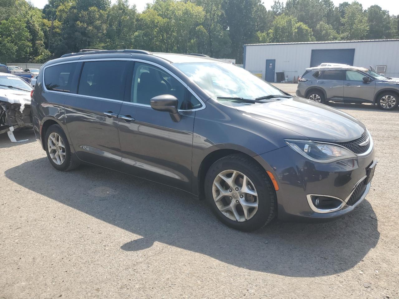 2018 Chrysler Pacifica Touring Plus - Image 4