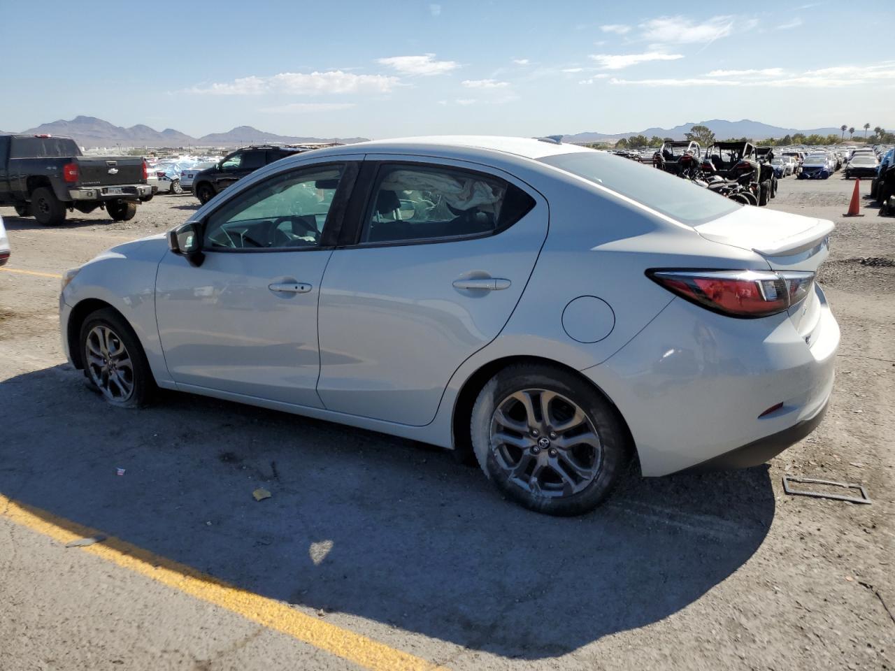 2020 Toyota Yaris L - Фото 2