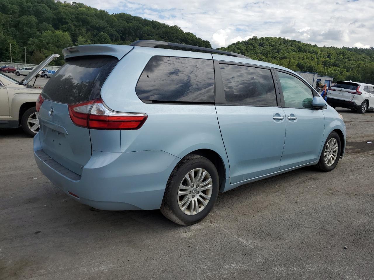 2016 Toyota Sienna Xle - Фото 3