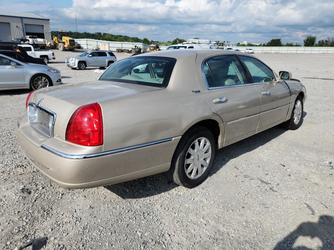 2011 Lincoln Town Car Signature Limited - Image 3