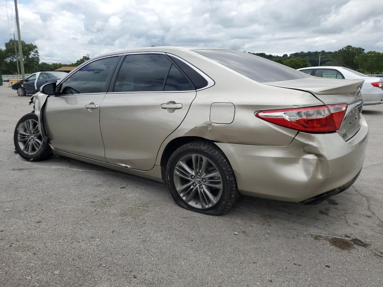 2016 Toyota Camry Le - Фото 2