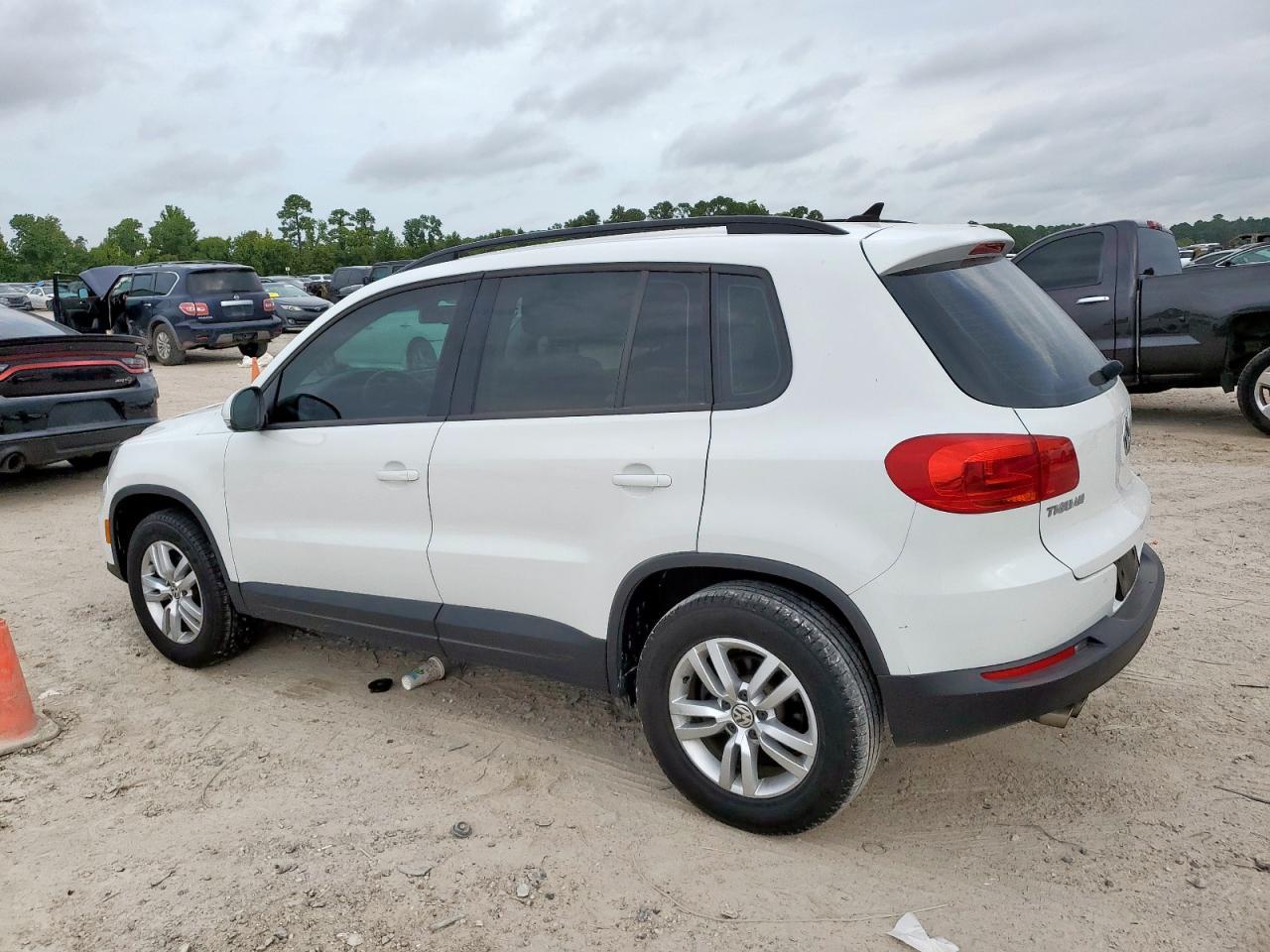 2017 Volkswagen Tiguan S - Фото 2