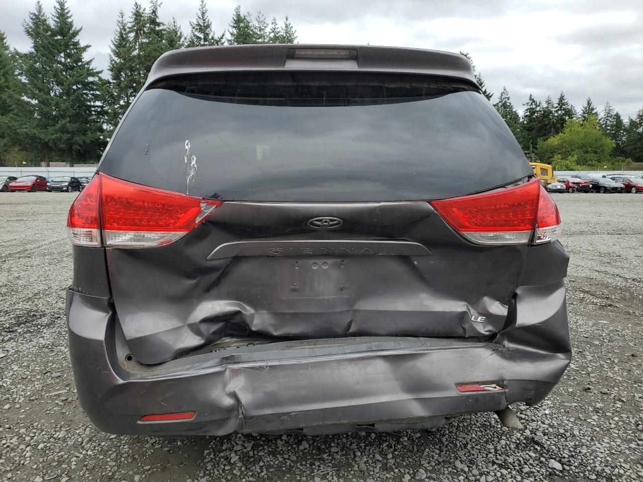 2013 Toyota Sienna Le - Image 6