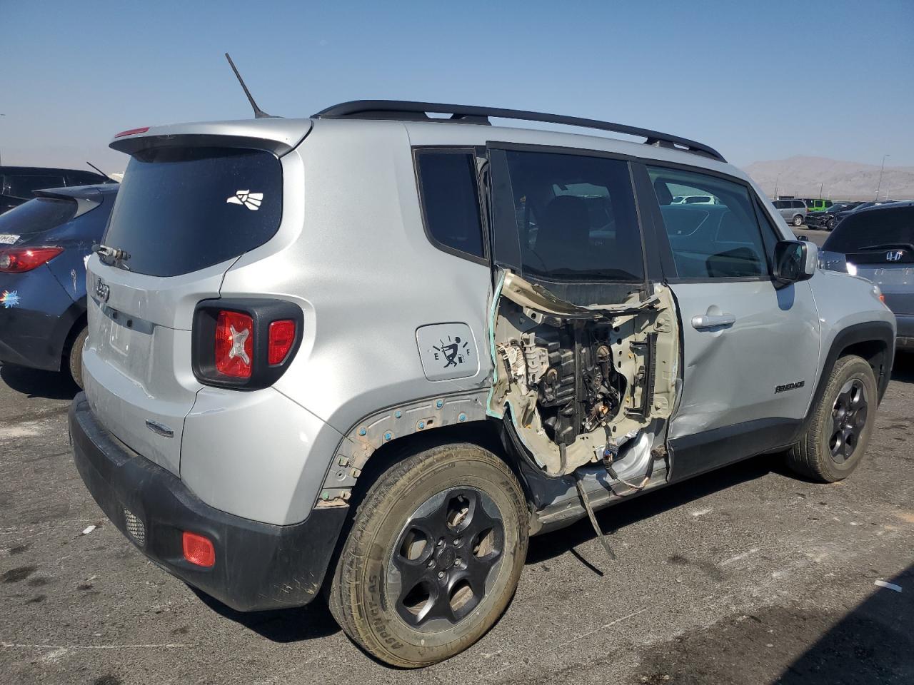 2015 Jeep Renegade Latitude - Image 3