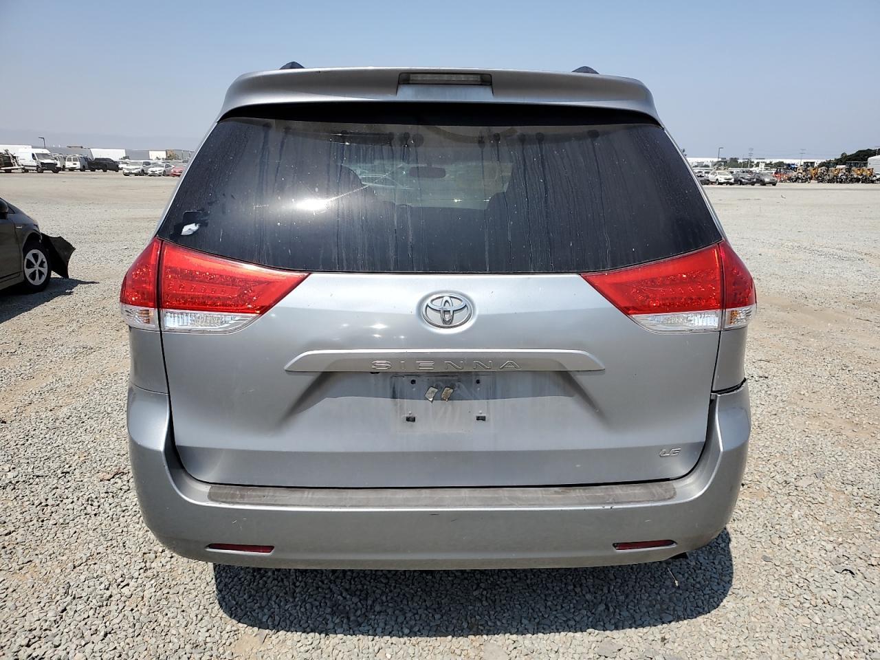 2011 Toyota Sienna Le - Фото 6