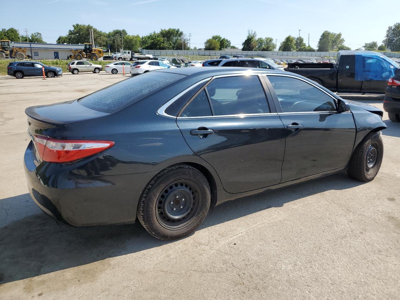 2015 Toyota Camry Le - Фото 3