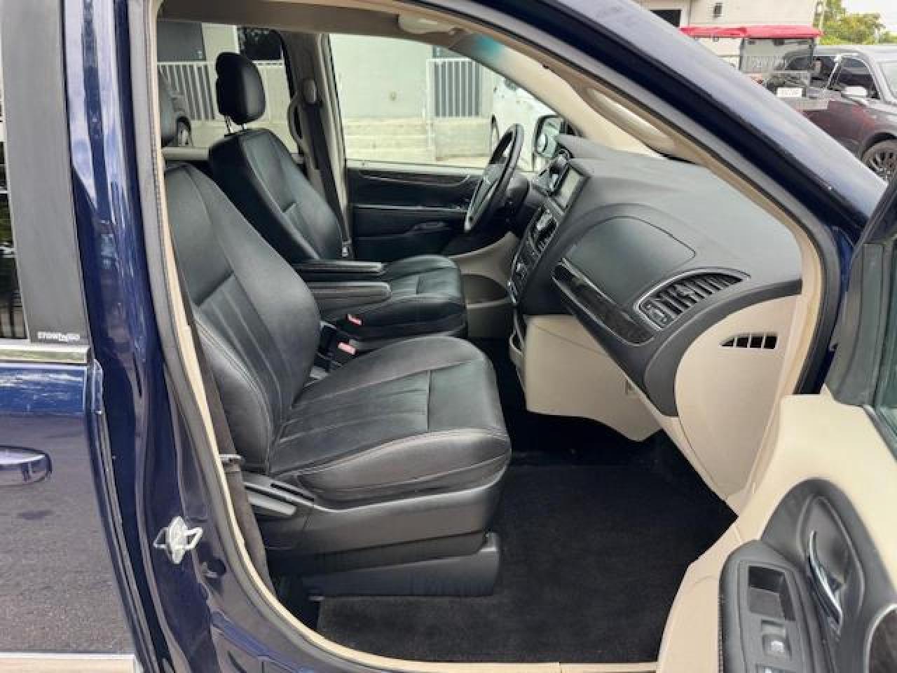 2014 Chrysler Town & Country Touring - Фото 7