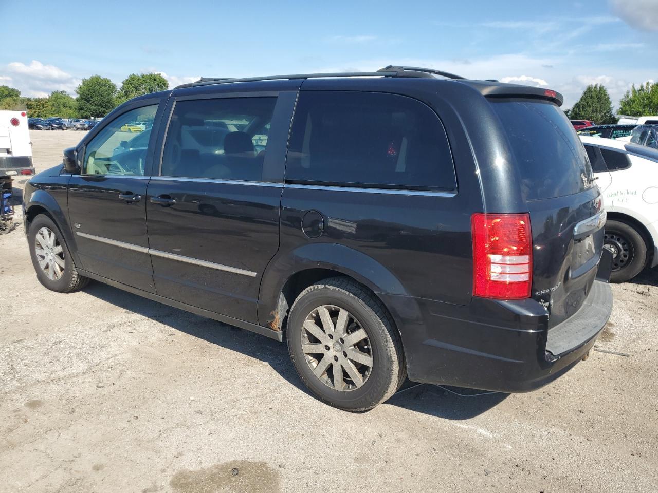 2009 Chrysler Town & Country Touring - Image 2