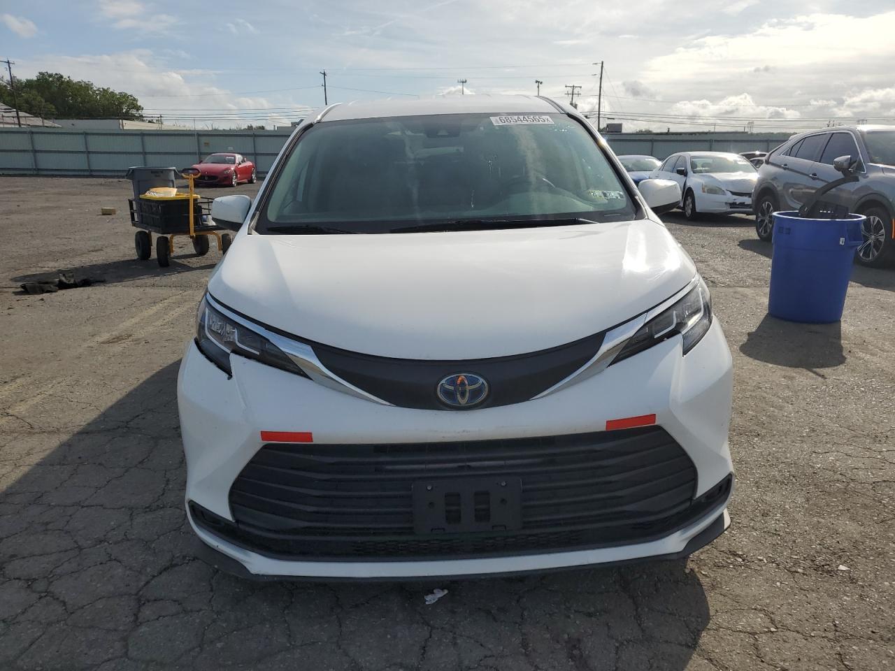 2021 Toyota Sienna Le - Image 5
