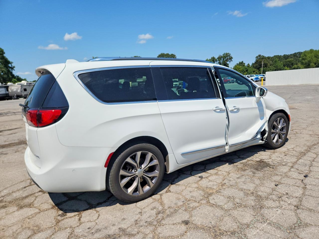 2020 Chrysler Pacifica Limited - Image 3