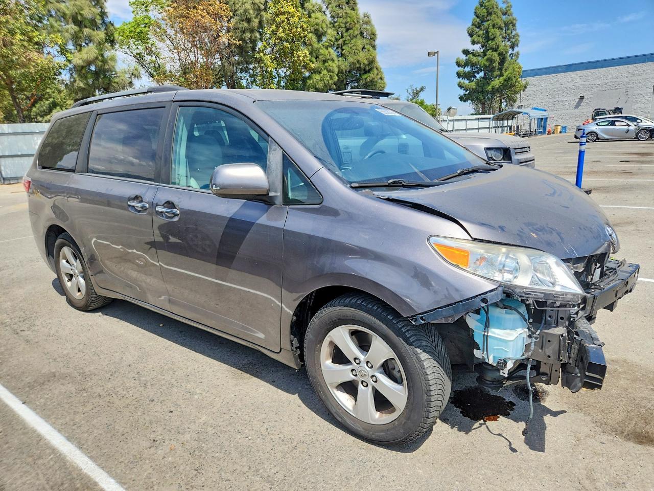 2017 Toyota Sienna Xle 8-Passenger - Фото 4